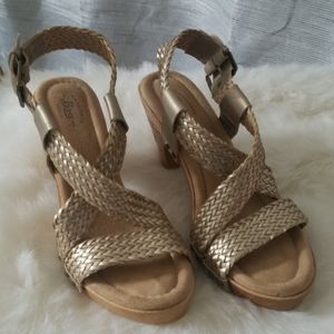 Bass woven sandles w/faux wood heal